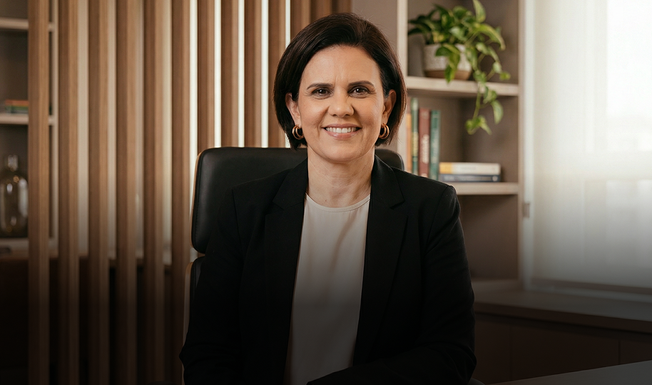 Giselda Meneguel apresentando a aula gratuita